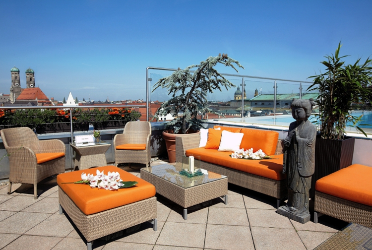 terrasse-moderne-carrelée-mobilier-rotin-coussins-orange-statue-Bouddha
