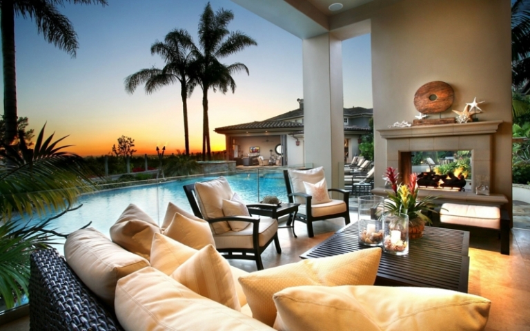 terrasse-moderne-cheminée-piscine-mobilier-rotin-table-teck terrasse moderne