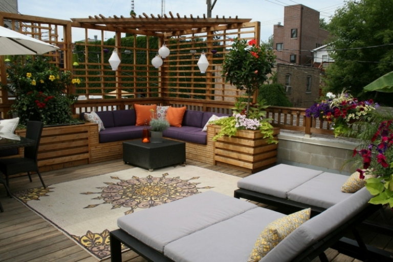 terrasse-moderne-composite-brise-vue-lattes-bois-fleurs-chaises-longues-banc