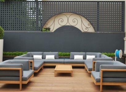 terrasse-moderne-composite-canapé-fauteuils-teck-coussins-gris-buis