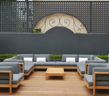 terrasse-moderne-composite-canapé-fauteuils-teck-coussins-gris-buis