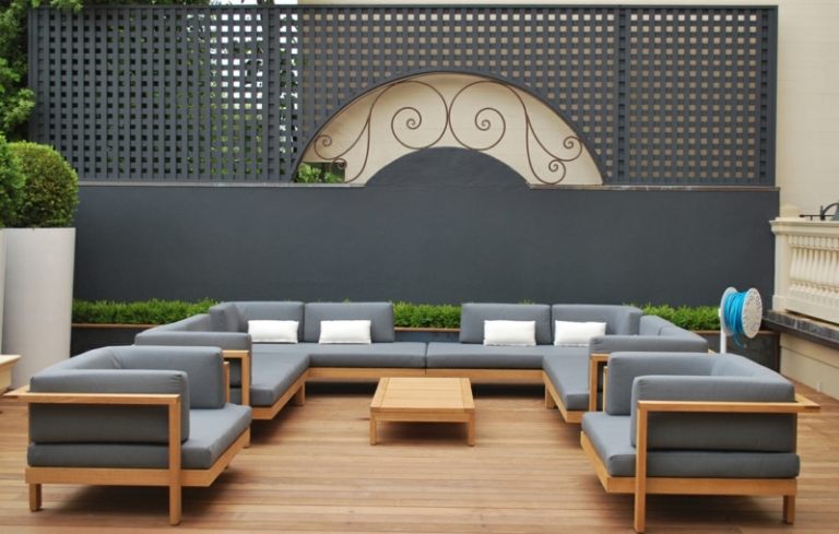 terrasse-moderne-composite-canapé-fauteuils-teck-coussins-gris-buis terrasse moderne