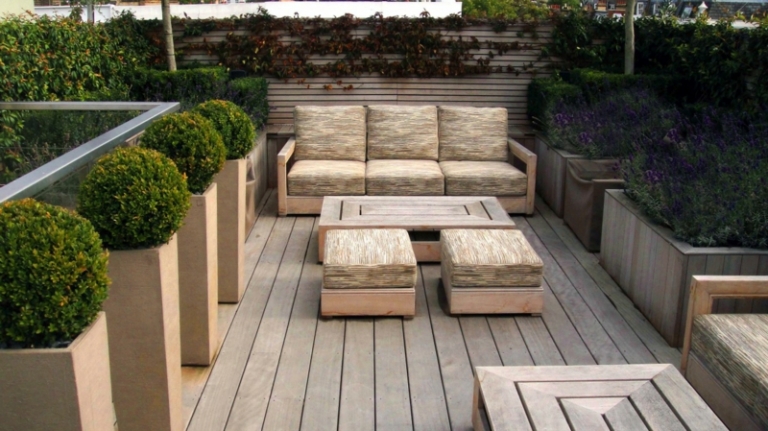 terrasse moderne terrasse-moderne-composite-grisâtre-canapé-table-tabourets-teck-buis