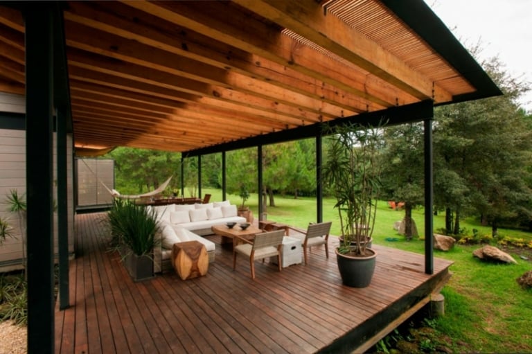 terrasse-moderne-couverte-composite-canapé-angle-hamac terrasse moderne