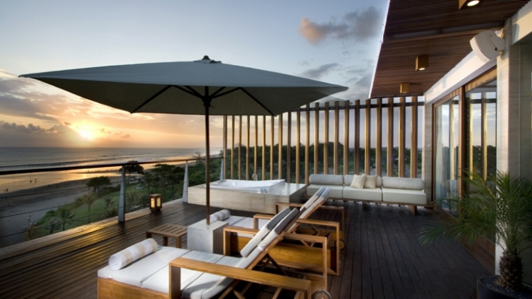 terrasse-moderne-maison-plage-composite-chaises-longues-parasol terrasse moderne