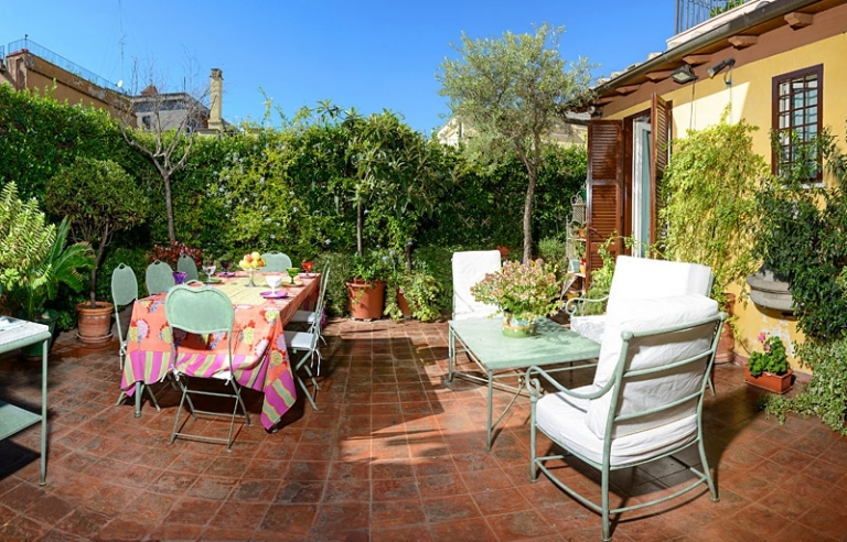 terrasse-moderne-méditerranéenne-pavés-coin-repas-plantes-vertes-mur-végétal