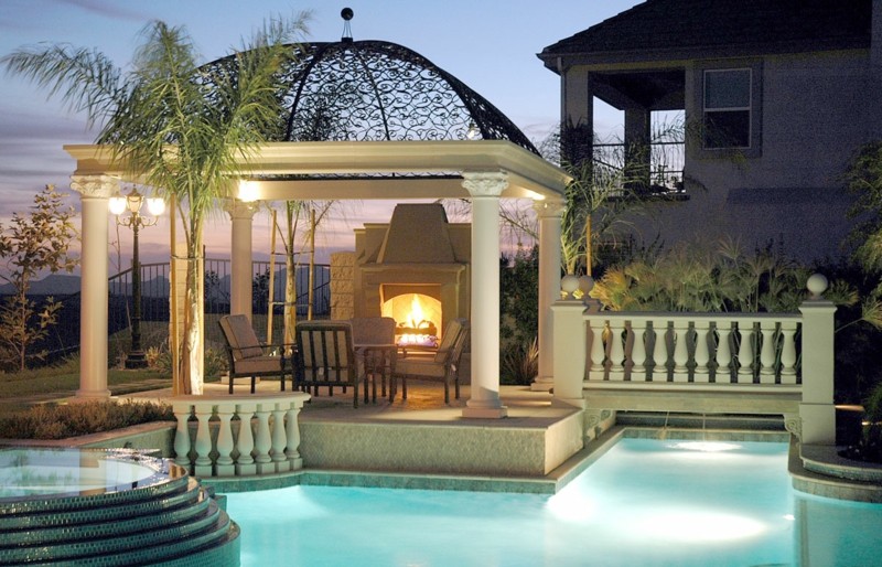 terrasse-moderne-piscine-pergola-cheminée-palmiers terrasse moderne