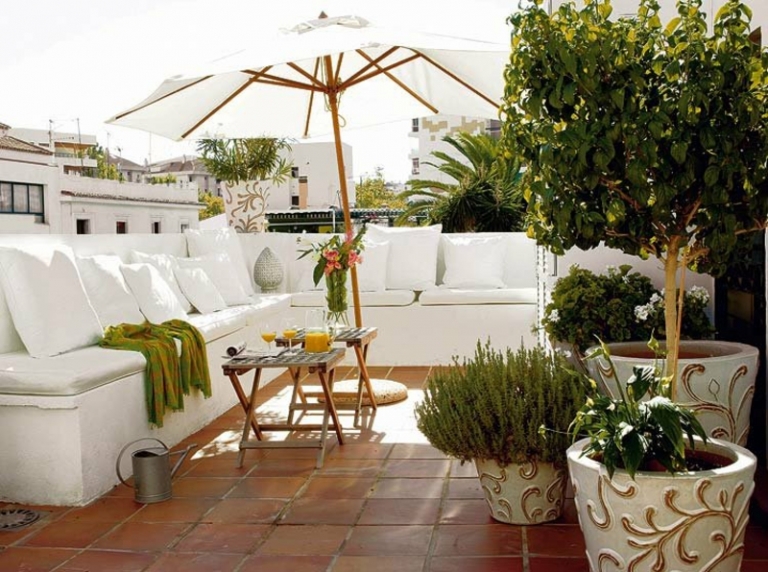 terrasse-moderne-toit-banc-voussins-blancs-parasol-plantes terrasse moderne