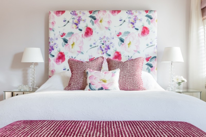 tête-lit-originale-romantique-couverte-tissu-motifs-floraux