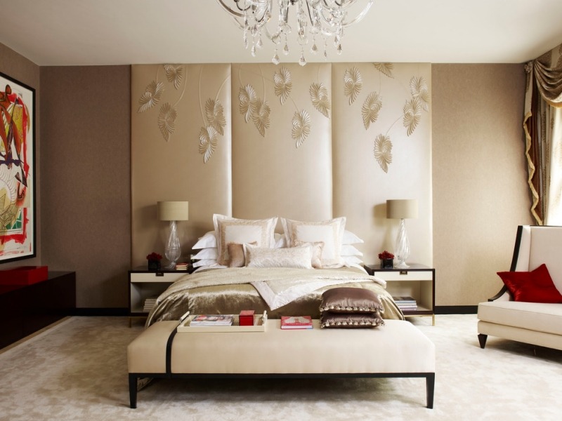 tête-lit-originale-sol-plafond-cuir-décoration-motifs-floraux