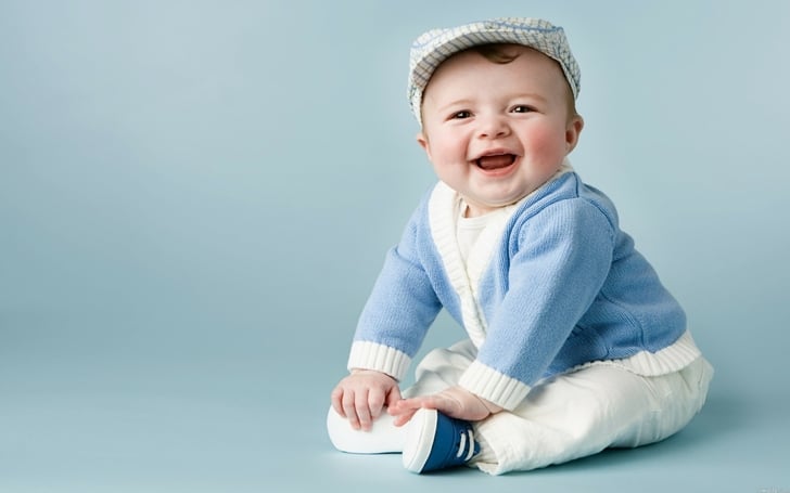 vetements-bebe-garcon-cascquette-pantalon-blanc-gilet-bleu-blanc