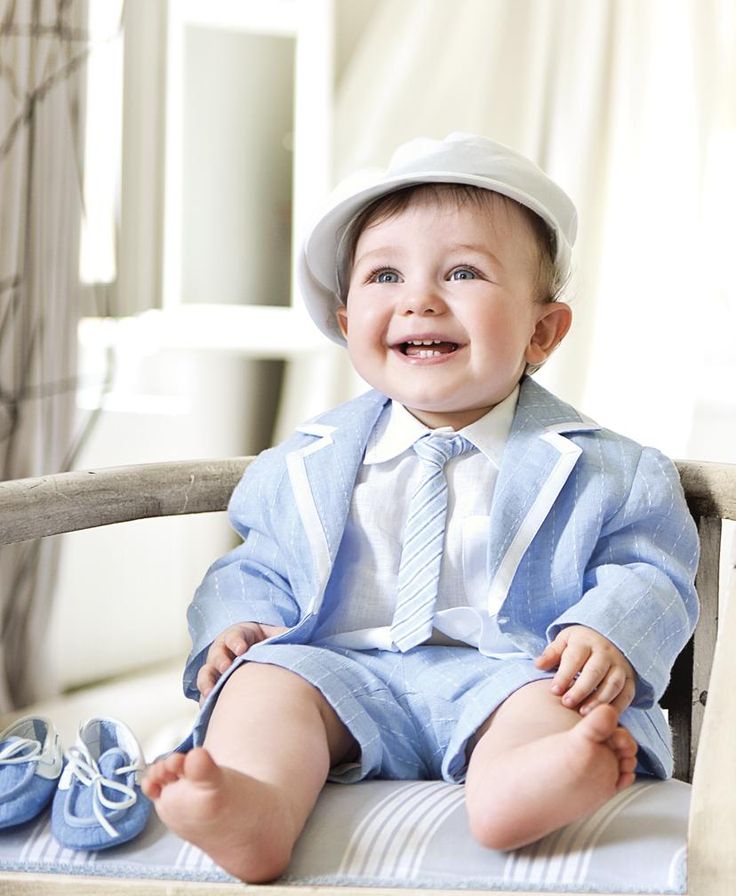 vetements-bebe-garcon-casquette-blanche-shorts-veste-bleu-layette-chemise-cravate