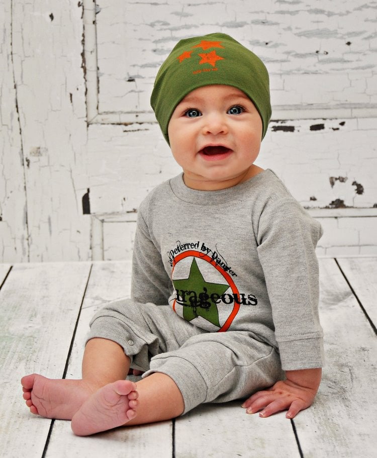vetements-bebe-garcon-chapeau-vert-blouse-pantalon-sport-gris vêtements bébé garçon
