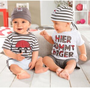 vetements-bebe-garcon-chapeaux-t-shirts-rayés-gris-blanc-shorts