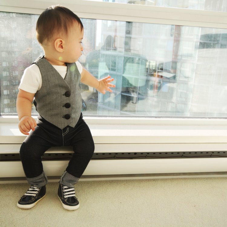 vetements-bebe-garcon-gilet-sans-manches-jeans-t-shirt-blanc vêtements bébé garçon