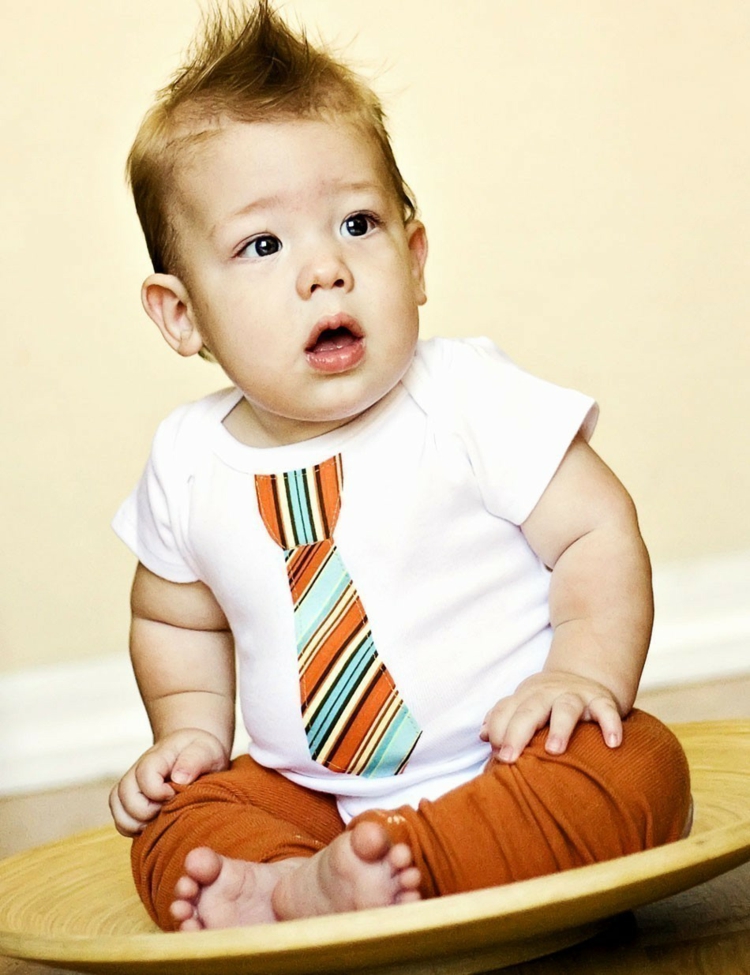 vetements-bebe-garcon-grenouillère-blanche-cravate-pantalon-terre-cuite vêtements bébé garçon