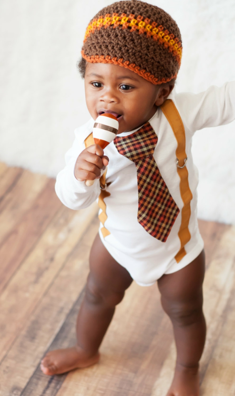 vetements-bebe-garcon-grenouillère-blanche-effet-bretelles-chapeau-tricoté vêtements bébé garçon