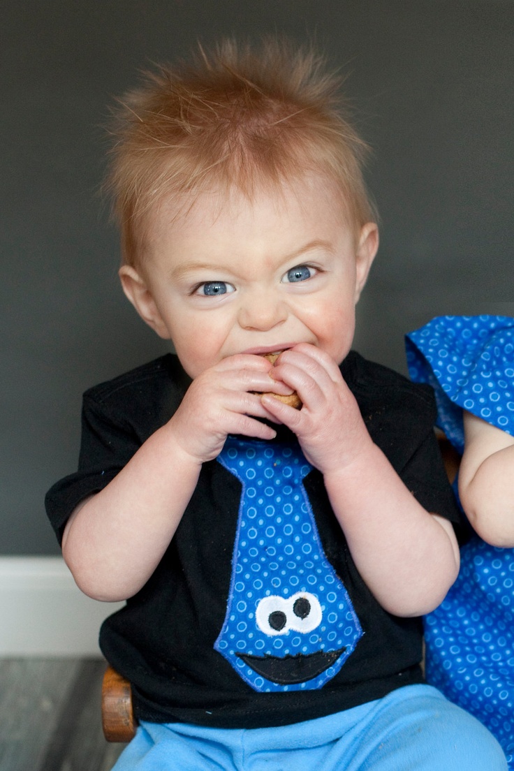 vetements-bebe-garcon-t-shirt-cravate-bleue-yeux-pantalon-bleu vêtements bébé garçon