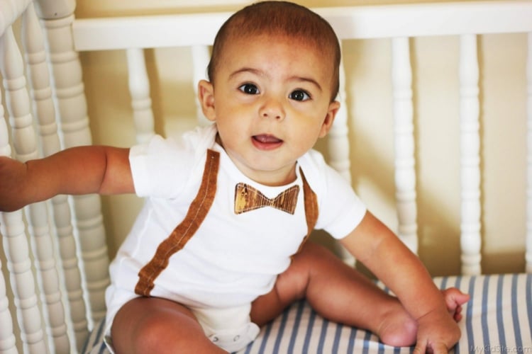vetements-bebe-garconèt-shirt-grenouillère-blanche-papillon-marron-bretelles vêtements bébé garçon