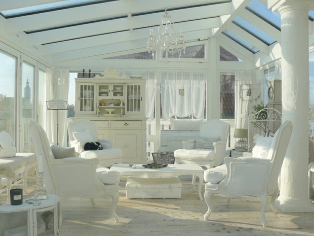 véranda-fauteuils-buffet-table-décoration-shabby-blanc