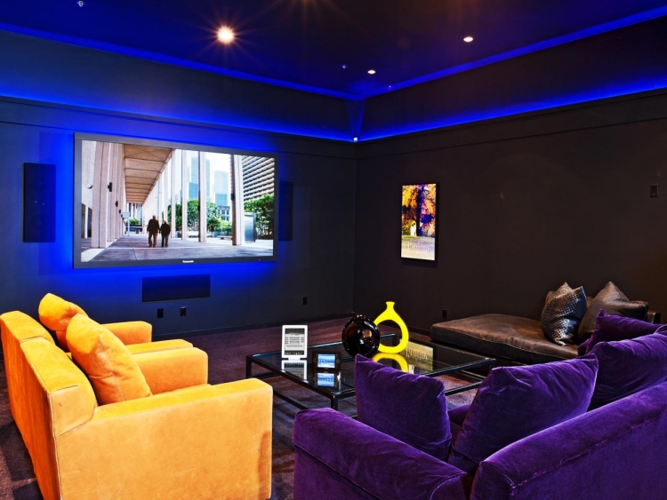 éclairage-led-salon-bleu-cobalt-mobilier-jaune-violet-cuir-marron
