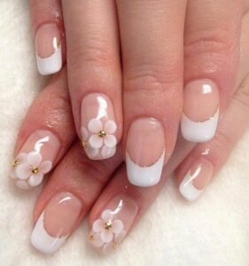 French-manucure-gel-fleurs-dessins-deco-base-transparente
