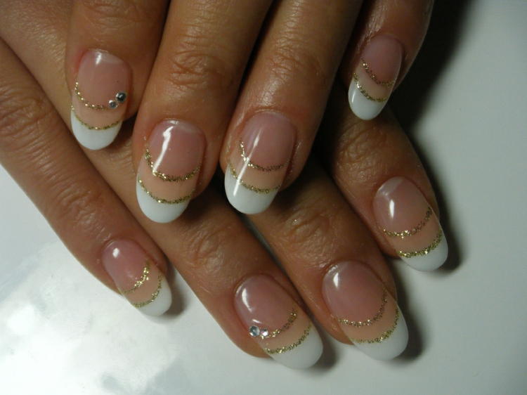French-manucure-gel-paillettes-or-idee-deco