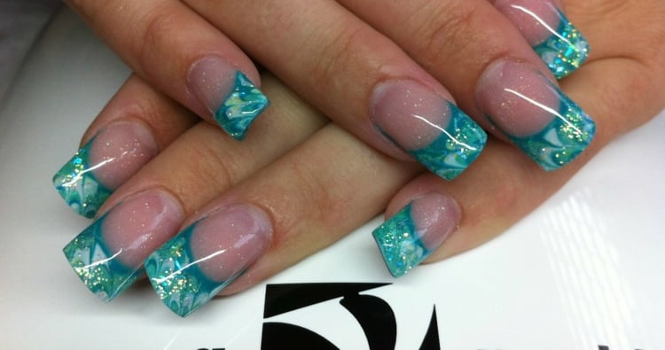 French-manucure-gel-turquoise-paillette