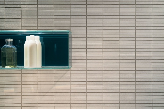 Nolita-carrelage-salle-de-bains-couleur-beige-etageres-murales-verre