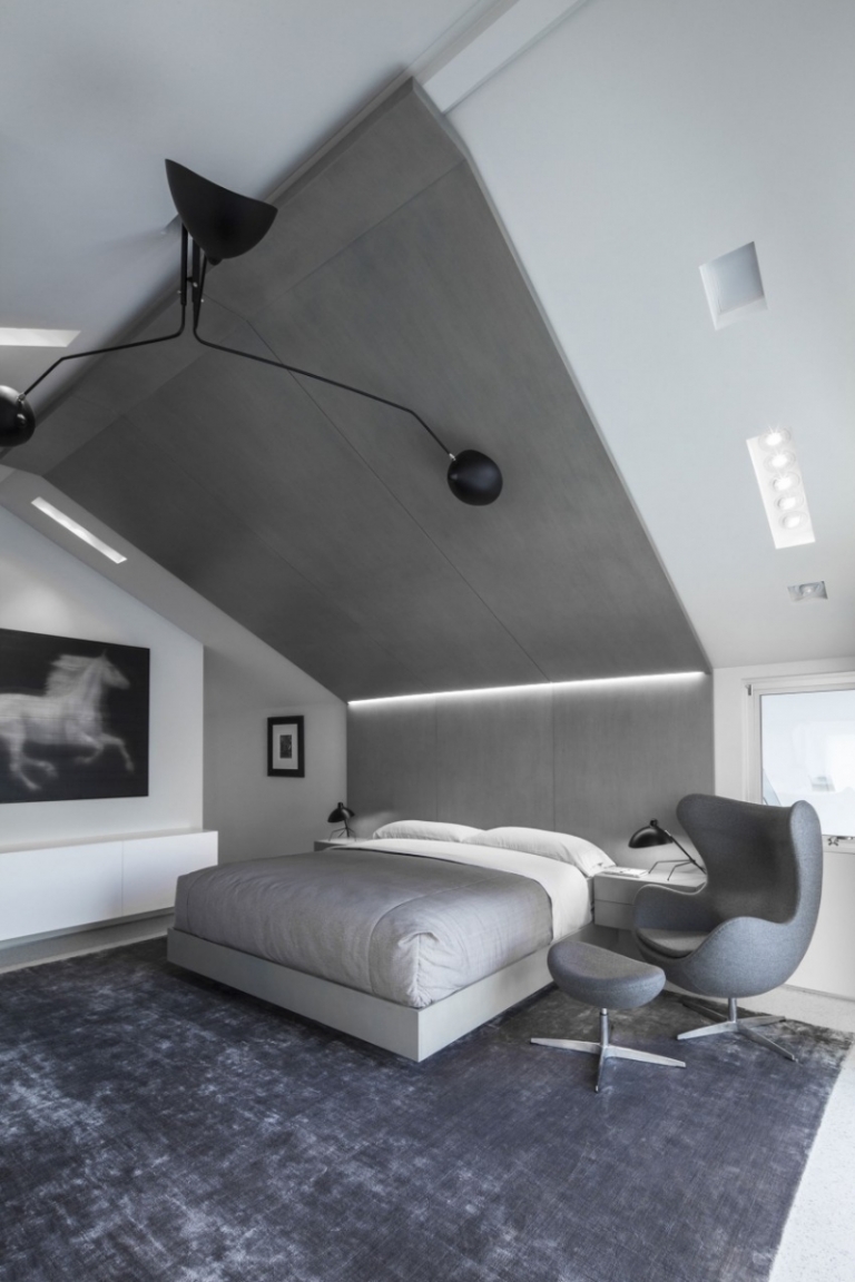 amenagement-chambre-adulte-grise-moderne-plafond-inclune-chaise