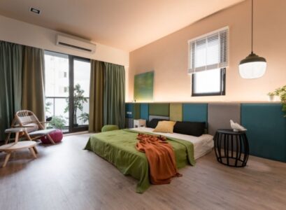 amenagement-chambre-adulte-moderne-suspension-tabouret-chaises-table-ronde