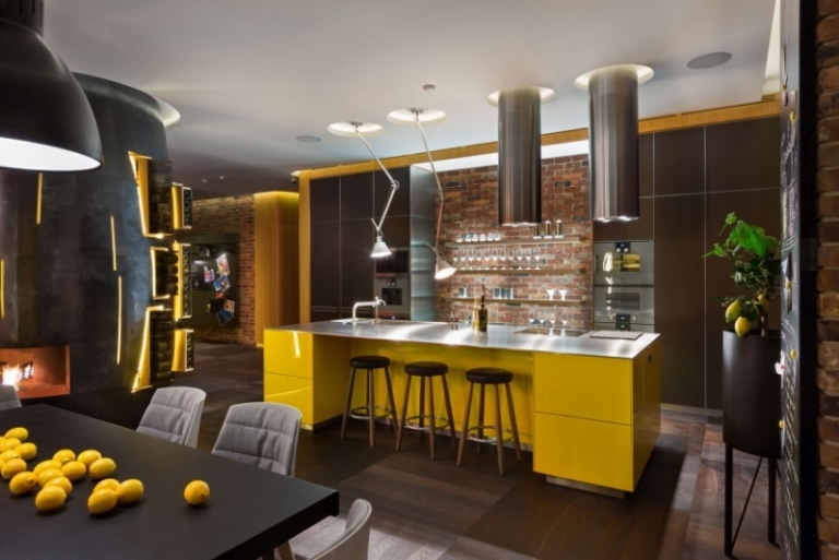 amenagement-interieur-appartement-luxe-ilot-central-jaune-citron-hotte-aspirante-suspension-plafond