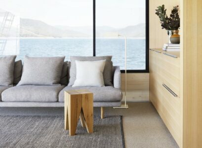 amenagement-interieur-peniche-luxe-canape-droit-tabouret-bois-armoire-rangement