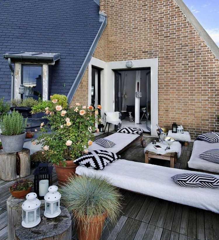 amenagement-jardin-terrasse-bancs-coussins-noir-blanc-rosier-table-basse-bois