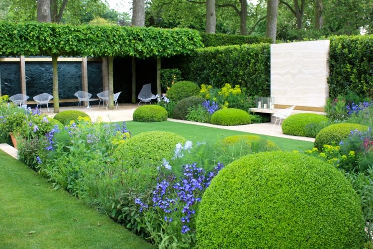 amenagement-jardin-terrasse-buis-boules-chaises-métal-blanc-brise-vue-buis aménagement de jardin et terrasse