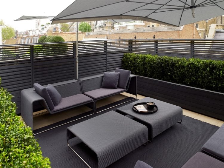 amenagement-jardin-terrasse-canapé-table-basse-gris-anthracite-buis-parasol aménagement de jardin et terrasse