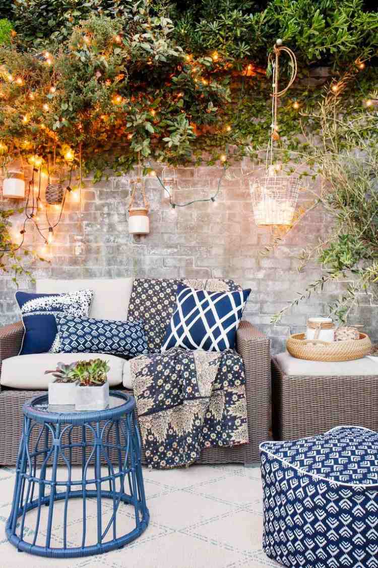 amenagement-jardin-terrasse-fauteuil-table-rotin-coussins-tabouret-lanternes aménagement de jardin et terrasse