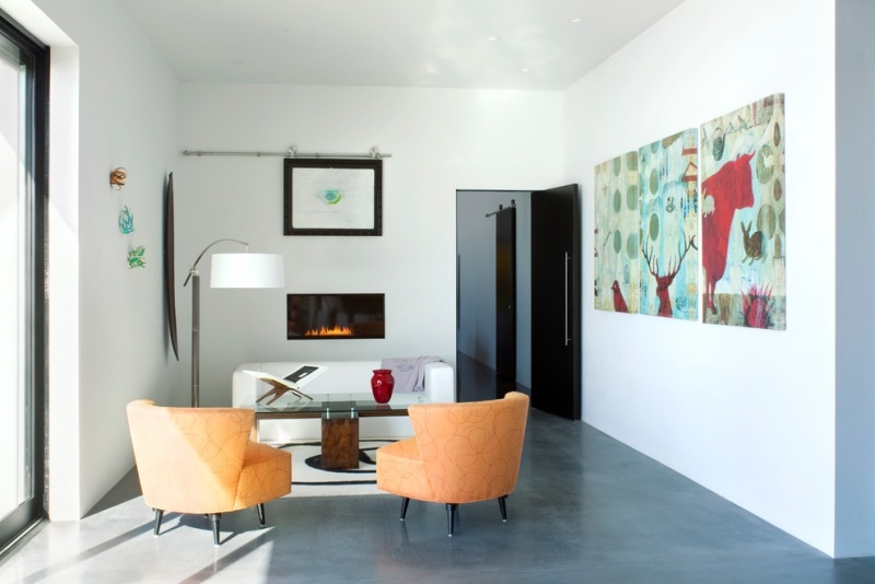 amenagement-petite-chambre-tableau-mural-fauteuils-orange-canapé-blanc-lampe aménagement petite chambre