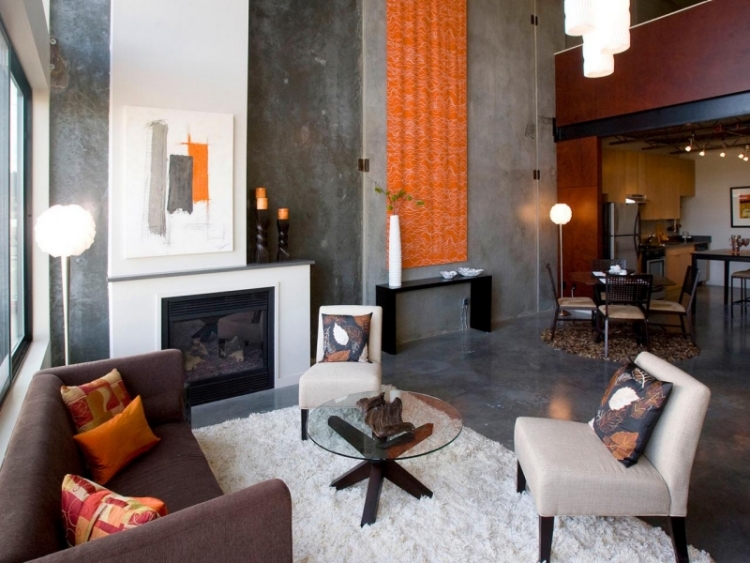 ameublement-salon-murs-gris-acent-orange-tapis-shaggy-blanc-canapé-cheminée