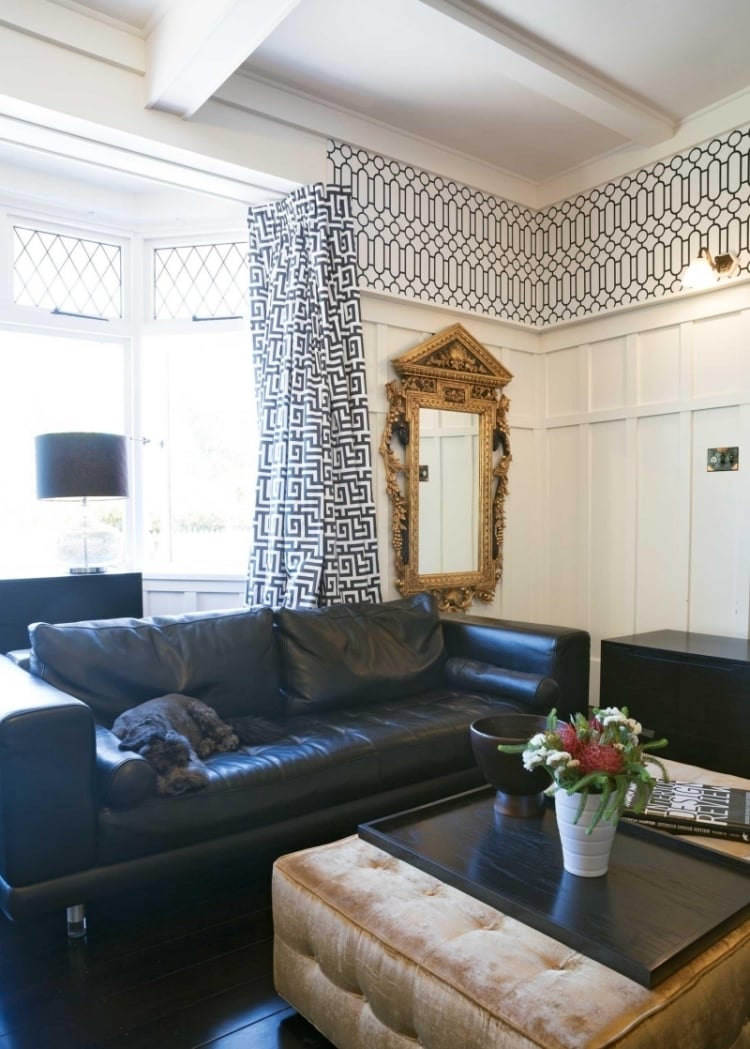 ameublement-salon-murs-noir-blanc-rideaux-canapé-cuir-noir-ottoman-miroir-baroque