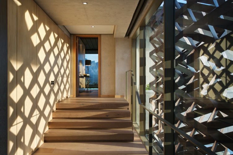 aménagement-interieur-escalier-revetement-bois-spots-encastres