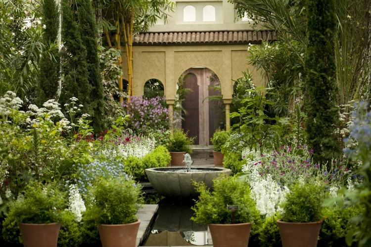 aménagement-jardin-méditerranéen-fontaine-bains-oiseaux-herbes-aromatiques-pots-terre-cuite aménagement jardin méditerranéen