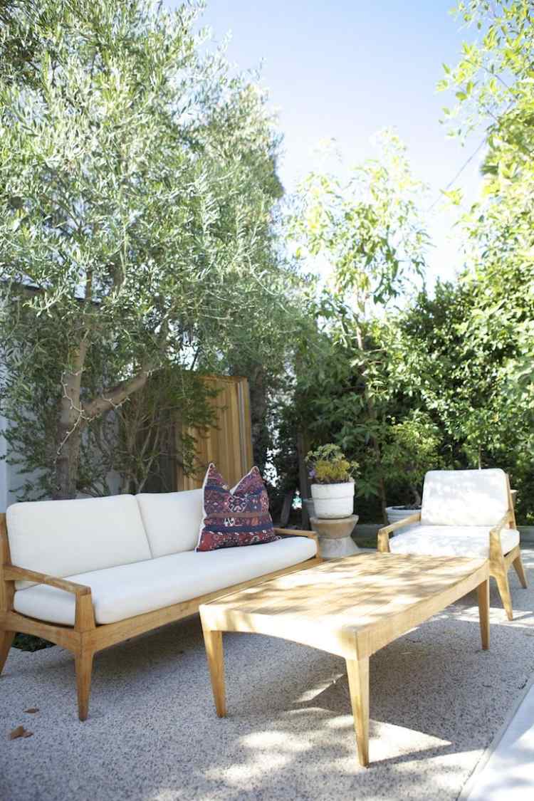 aménagement-jardin-méditerranéen-olivier-canapé-table-fauteuil-bois-terrasse