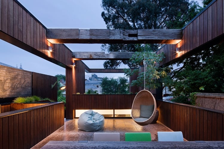 aménagement-jardin-terrasse-bois-composite-fauteuil-oeuf-tapis