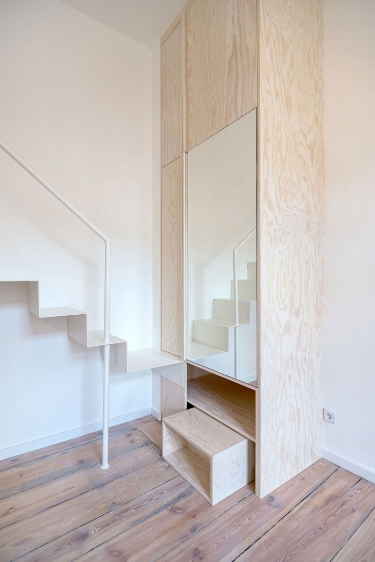 aménager-petit-appartement-coridor-escalier-suspendu-blanc-meuble-rangement-miroir