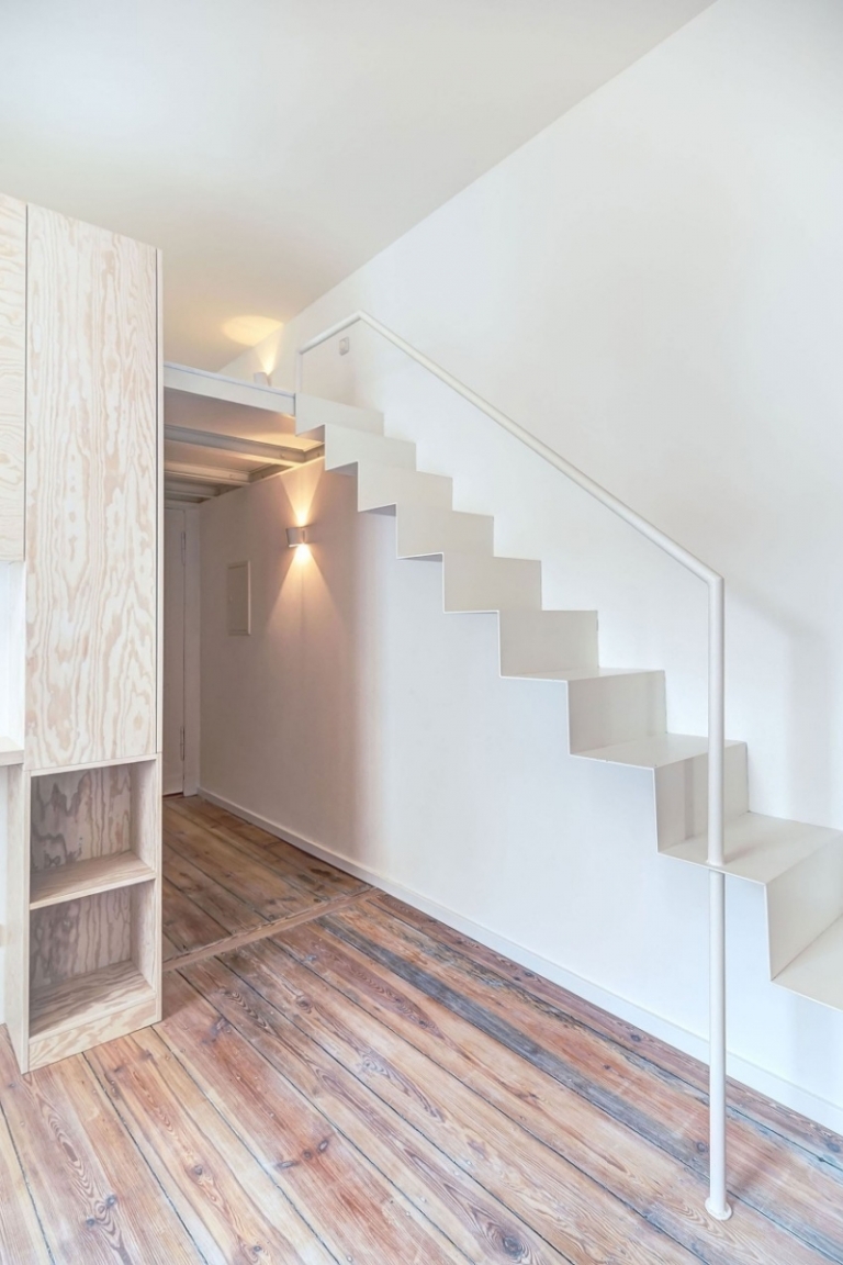 aménager-petit-appartement-corridor-escalier-suspendu-rampe-blanche-meuble-rangement aménager un petit appartement