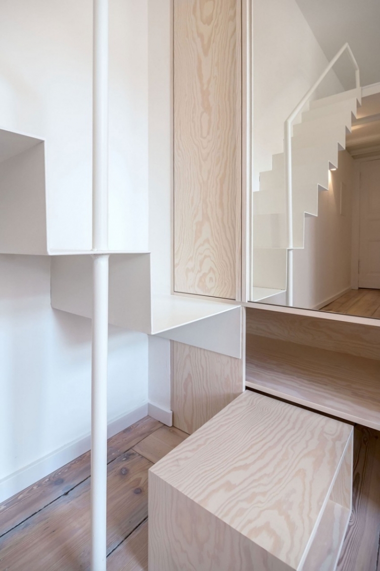 aménager-petit-appartement-corridor-meuble-rangement-bois-miroir-escalier-suspendu