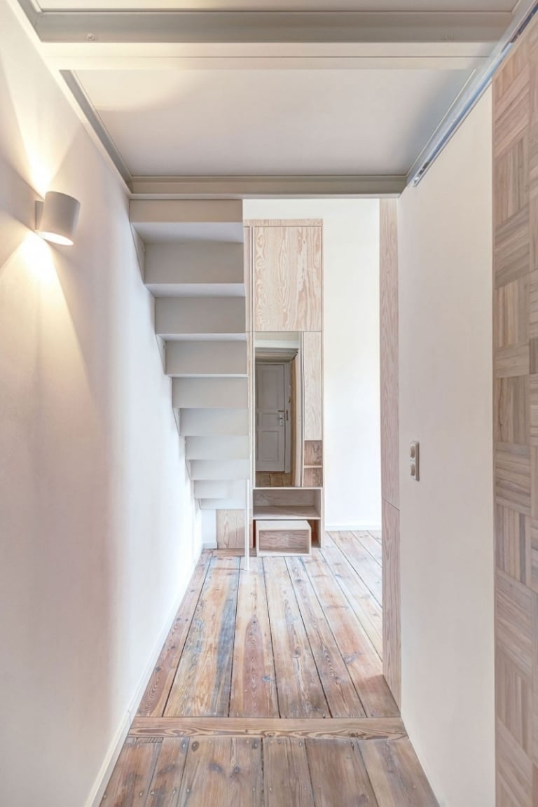 aménager-petit-appartement-corridor-revêtement-sol-bois-rustique-applique-murale aménager un petit appartement