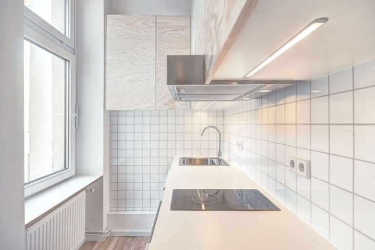 aménager-petit-appartement-cuisine-armoires-bois-clair-carrelage-blanc-fenêtre