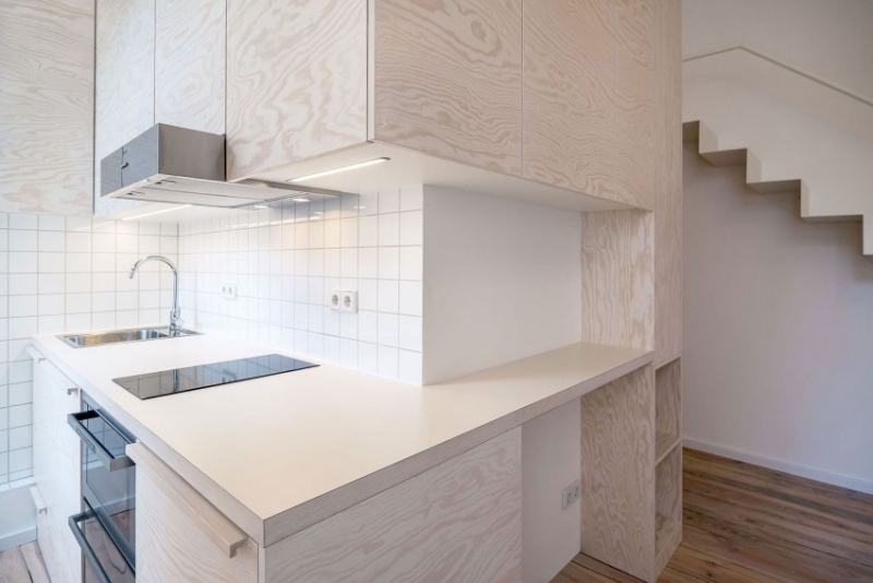 aménager-petit-appartement-cuisine-armoires-bois-clair-plan-travail-blanc-crédence-carrelage aménager un petit appartement